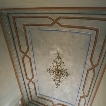 soffitto arancione prima del restauro